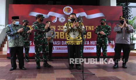 Ketua MPR Bambang Soesatyo (tengah), Panglima TNI Marsekal TNI Hadi Tjahjanto (kedua kiri), Kapolri Jenderal Pol Listyo Sigit Prabowo (kanan), Ketum PBNU Said Aqil Siradj (kiri) dan penasehat Altar 89 Letjen TNI Eko Margiyono (kedua kanan) menyampaikan keterangan pers dalam bakti sosial di Mabes TNI, Cilangkap, Jakarta Timur, Rabu (13/10/2021). Kegiatan berupa pembagian 183 ribu paket sembako di seluruh Indonesia serta serbuan vaksinasi tersebut dalam rangka pengabdian 33 Tahun TNI-Polri Akabri 89 atau Altar 89. 