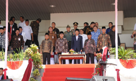 Ketua MPR bersama Presiden Joko Widodo, ensesneg Pratikno, Gubernur Jawa Tengah Ganjar Pranowo menghadiri Silatnas MTA di Solo. 