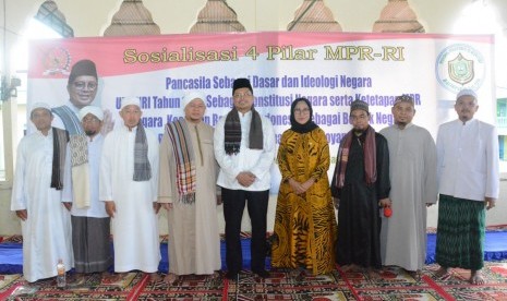 Ketua MPR Mahyudin dan Anggota MPR dari Fraksi Partai Golkar Heti Latifah ke Pondok Pesantren Al Banjari, Balikpapan, Kalimantan Timur, Sabtu (19/5). 