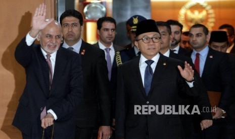 Ketua MPR Republik Indonesia, Zulkifli Hasan (kanan) menerima kunjungan Presiden Afganistan Mohammad Ashraf Ghani (kiri) di Kompleks Parlemen, Senayan, Jakarta, Kamis (5/4).