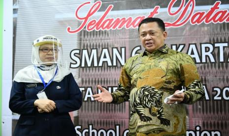 Ketua MPR RI Bambang Soesatyo berbagi kisah hidup kepada para siswa dalam program Masa Pengenalan Lingkungan Sekolah (MPLS) secara virtual di SMAN 6 Jakarta. etua MPR RI Bambang Soesatyo mengingatkan semua pemerintah daerah (Pemda) untuk semakin bijaksana dan lebih mengutamakan aspek kehati-hatian dalam melonggarkan ketentuan pembatasan sosial atau menerapkan pola hidup baru atau Normal Baru.