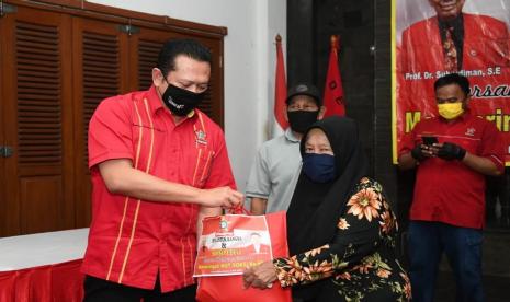 Ketua MPR RI Bambang Soesatyo bersama Depinas SOKSI dan Gerak BS mengadakan Rapid Test Covid-19 dan suntik vitamin-C gratis serta pembagian ratusan paket sembako kepada kader dan masyarakat sekitar Kediaman pendiri SOKSI Prof Dr Suhardiman di wilayah Gandarian Selatan Jakarta Selatan.