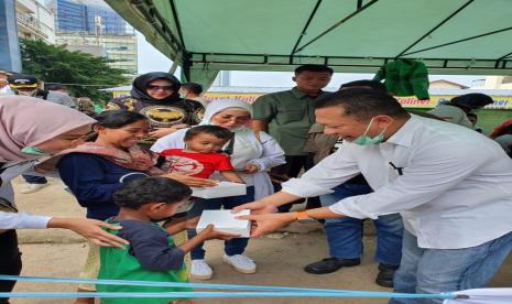 Ketua MPR RI Bambang Soesatyo bersama Gerakan Keadilan Bangun Solidaritas (GERAK BS) dan Garda Ojek Online membagikan masker dan hand sanitizer kepada para pengemudi ojek online dan masyarakat di kawasan Shelter Pangkalan Ojek Online Stasiun Sudirman Dukuh Atas, Menteng, Jakarta.