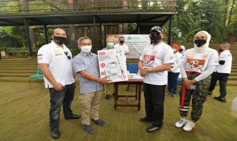 Ketua MPR RI Bambang Soesatyo bersama Gerakan Keadilan Bangun Solidaritas, Relawan 4 Pilar MPR RI dan Motor Besar Indonesia (MBI) memberikan bantuan seribu ekor ayam untuk menjadi konsumsi satwa di kebun binatang Bandung, Bandung Zoological Garden (Bazoga).