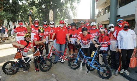 Ketua MPR RI Bambang Soesatyo bersama Gerakan Keadilan Bangun Solidaritas (Gerak BS) Fun Bike Club dan Moulton Bicycle Club Indonesia melakukan giat Gowes Sehat. Gowes Sehat yang mengambil track dari Jalan Widya Chandra, Jakarta Selatan hingga Gelora Bung Karno (GBK) ini diadakan dalam rangka memperingati HUT RI ke-75.