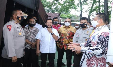 Ketua MPR RI Bambang Soesatyo bersama Gerakan Keadilan Bangun Solidaritas (GERAK BS) dan Relawan 4 Pilar menyalurkan bantuan makanan untuk seribu lebih personil Brimob yang bertugas mengamankan komplek MPR/DPR/DPD RI. Walaupun para personil kepolisian tersebut menjalankan tugasnya tanpa pamrih, namun mereka juga bagian dari saudara sebangsa. 