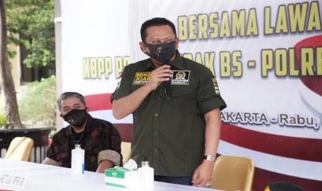 Ketua MPR RI Bambang Soesatyo bersama Keluarga Besar Polri menggelar rapid test di Lapangan Kantor Polres Metro Jakarta Selatan. Ketua MPR RI Bambang Soesatyo meminta pemerintah meningkatkan kapasitas tes COVID-19 seperti rapid test maupun polymerase chain reaction (PCR), terutama di lima provinsi yang mengalami peningkatan jumlah kasus pasien positif.