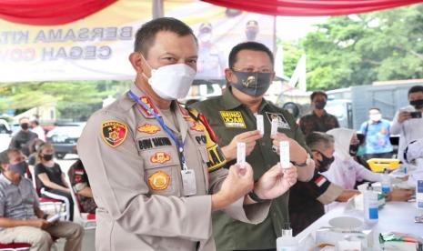 Ketua MPR RI Bambang Soesatyo bersama Keluarga Besar Polri menggelar rapid test di Lapangan Kantor Polres Metro Jakarta Selatan, Rabu (6/5). Bamsoet sebut sedikitnya tes per hari akan sulitkan penilaian tingkat penyebaran