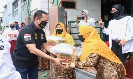 Ketua MPR RI Bambang Soesatyo bersama organisasi kemasyarakatan Gerakan Keadilan Bangun Solidaritas (GERAK BS) dan Relawan 4 Pilar kembali menyalurkan bantuan kemanusiaan sebagai bentuk gotong royong menghadapi Ramadhan yang tahun ini disertai wabah Covid-19. Bantuan berupa 1,5 ton beras dan 37 dus mie instan diberikan kepada Forum Komunikasi Ustadzah DKI Jakarta serta para anak yatim.