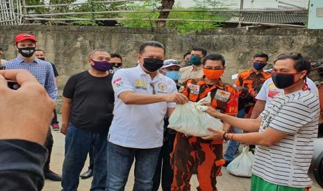 Ketua MPR RI Bambang Soesatyo bersama Ormas Wanita Srikandi Pemuda Pancasila, Gerakan Keadilan Bangun Solidaritas (GERAK BS) dan Anggota DPRD DKI Jakarta Fraksi Partai Golkar Dimaz Raditya memberikan bantuan ratusan paket sembako.