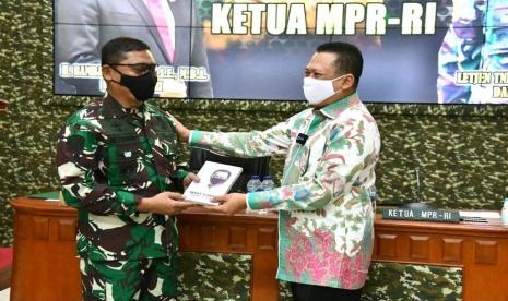 Ketua MPR RI Bambang Soesatyo dalam kunjungan silahturahminya ke Kodiklat TNI AD di Bandung mendapatkan dukungan dari Komandan Komando Pembina Doktrin, Pendidikan dan Latihan Tentara Nasional Indonesia Angkatan Darat (Kodiklat TNI AD), Letjen TNI AM Putranto, untuk maju menjadi Ketua Umum Ikatan Motor Indonesia (IMI) 2020-2024. 