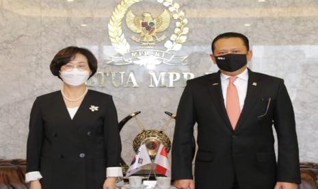 Ketua MPR RI Bambang Soesatyo melalui Wakil Ketua Parlemen Korea Selatan meminta pemerintah Korea Selatan memberikan perhatian khusus terhadap Warga Negara Indonesia (WNI) yang tinggal di Korea Selatan. Berdasarkan data Kedutaan Besar Republik Indonesia (KBRI), saat ini tercatat ada lebih dari 37 ribu orang warga Indonesia yang menetap di Korea Selatan. Lebih dari 1.400 diantaranya adalah pekerja dan mahasiswa yang tinggal di Kota Daegu, salah satu pusat penyebaran virus Covid-19 di Korea Selatan.