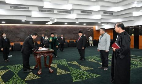 Ketua MPR RI Bambang Soesatyo melantik empat anggota MPR RI pergantian antar waktu (PAW). Para anggota MPR RI yang baru dilantik adalah H. Irmadi Lubis (Fraksi PDI-Perjuangan dari daerah pemilihan Sumatera Utara I), Tuti N. Roosdiono (Fraksi PDI-Perjuangan dari daerah pemilihan Jawa Tengah I), Julie Sutrisno (Fraksi Partai Nasdem dari daerah pemilihan Nusa Tenggara Timur I), dan Matheus Stefi Pasimanjeku, S.H (Kelompok DPD dari Provinsi Maluku Utara). 