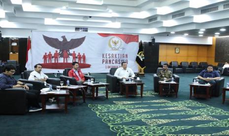  Ketua MPR RI Bambang Soesatyo memaparkan empat alasan penting mengapa generasi muda perlu merawat kebhinekaan. Pertama, karena keberagaman adalah fitrah kebangsaan yang tidak dapat diingkari dan pungkiri. Sejak bangsa Indonesia mendeklarasikan diri sebagai sebuah negara yang hidup dalam kemajemukan budaya, suku, ras, dan agama, sejak saat itulah konsep kebhinekaan telah menyatukan semuanya dalam satu ikatan kebangsaan.