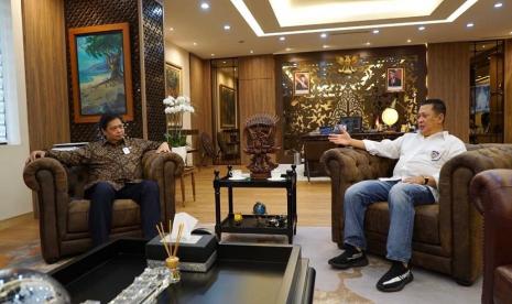 Ketua MPR RI  Bambang Soesatyo memulai Podcast Perdananya, Ngobras Sampai Ngompol (Ngobrol Asyik sampai Ngomong Politik), bersama Menteri Koordinator Perekonomian sekaligus Ketua Umum Partai Golkar Airlangga Hartarto. Berbincang mulai dari pembahasan Omnibus Law UU Cipta Kerja, Ancaman Resesi, Kemiskinan, Pengangguran hingga harga vaksinasi Covid-19. 