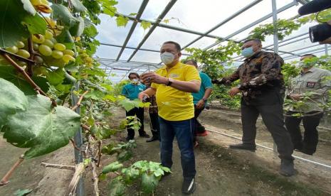 Ketua MPR RI Bambang Soesatyo mendorong para pelaku UMKM, khususnya di sektor pertanian maupun tekstil, bisa memadukan konsep usaha dengan pariwisata. Sehingga turut membantu pemerintah menyukseskan konsep pemberdayaan desa melalui Dewa (desa wisata agro), Dewi (desa wisata industri), dan Dedi (desa digital).