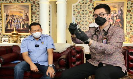 Ketua MPR RI Bambang Soesatyo menerima dirinya divaksinasi Covid-19.  Bambang Soesatyo mendorong terwujudnya kerja sama perusahaan farmasi asal Amerika Serikat seperti Pfizer dan Moderna, untuk turut mendistribusikan vaksinnya ke Indonesia.