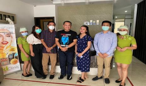 Ketua MPR RI Bambang Soesatyo mengungkapkan pandemi Covid-19 tak hanya meluluhlantahkan perekonomian UMKM hingga industri besar. Seperti dialami Dr. dr. Ketut Kwartantaya beserta istri, yang memiliki klinik kecantikan AKL Clinic di Bali. Beruntung libur panjang akhir Oktober ini membuat Bali kembali bergeliat.