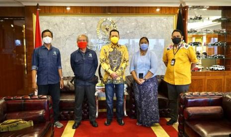 Ketua MPR RI Bambang Soesatyo saat menerima Dewan Pengurus Pusat Ikatan Wartawan Online (IWO), di Ruang Kerja Ketua MPR RI, Jakarta, Selasa (12/1).