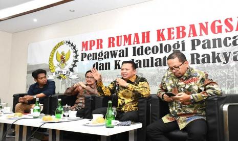 Ketua MPR RI Bambang Soesatyo saat mengisi diskusi publik di Media Center MPR RI, Jakarta (11/3/20). Turut hadir menjadi narasumber lainnya Anggota DPD RI Teras Narang dan Direktur Eksekutif Indo Barometer Muhammad Qodari.