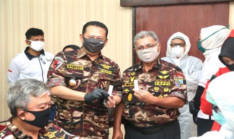 Ketua MPR RI Bambang Soesatyo yang juga Kepala Badan Bela Negara FKPPI kembali menyelenggarakan rapid test dan suntik vitamin C kepada ratusan kader dan keluarga besar FKPPI serta masyarakat sekitarnya untuk mendeteksi gejala Covid-19.