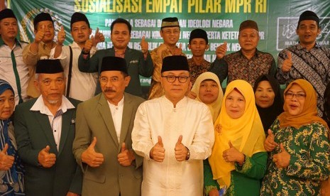 Ketua MPR RI berfoto bersama usai menghadiri Rakerwil PW Mathlaul Anwar Banten, Ahad (6/8). 