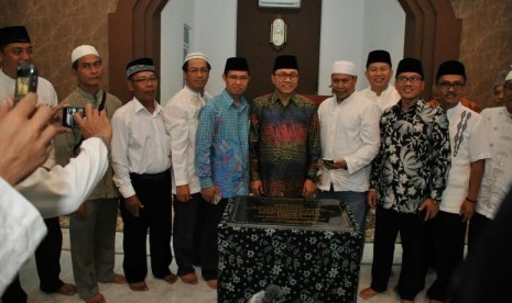 Ketua MPR RI MPR Zulkifli Hasan meresmikan Mesjid Baitul Iman, Komplek Ciceri Permai, kota Serang, Provinsi Banten, Rabu (4/5) malam.