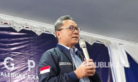 Ketua MPR RI yang juga Ketua Umum DPP PAN Zulkifli Hasan memberikan sambutan dalam acara Apel Ranting PAN di Kabupaten Kuningan, Jumat (19/1).