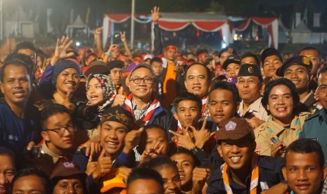 Ketua MPR RI Zulkifli Hasan berfoto bersama peserta Malam Raimuna Nasional Jambore Pramuka.