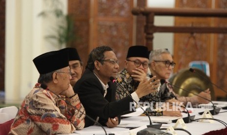 Ketua MPR RI, Zulkifli Hasan,bersama mantan ketua DKPP Jimly Asshidiqie,dan Wakil Presiden ke-6 Try Sutrisno,Mantan Ketua Mahkamah Konstitusi Mahfud MD, dansejumlah tokoh msyarakat menyampaikan pandangannya saat menghadiri pembukaan dialog Refleksi Kebangsaan: Merawat Kebhinnekaan untuk Menjaga Keutuhan NKRI di Kompleks Parlemen, Jakarta, Selasa (13/6). 