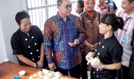 Ketua MPR RI Zulkifli Hasan bersama Perempuan Amanah Nasional (Puan) mendatangi Rutan Pondok Bambu, Jakarta, Jumat (27/5). 