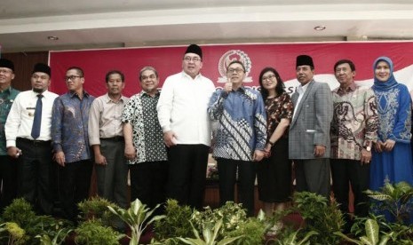 Ketua MPR RI Zulkifli Hasan bersama sekitar 50 peserta acara Focus Grup Discussion ( FGD ) dengan tema 'Reformulasi Sistem Perencanaan Pembangunan Nasional Model GBHN', di Hotel Grage Horison Bengkulu.