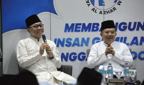 Ketua MPR RI Zulkifli Hasan bersama Wakil Presiden Jusuf Kalla menghadiri subuh berjamaah dalam rangka Milad Yayasan Pesantren Islam Al Azhar ke-66.