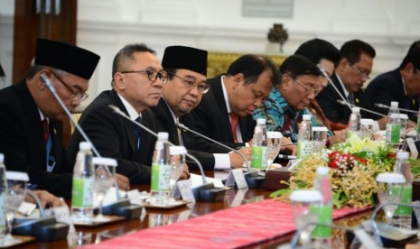 Ketua MPR RI Zulkifli Hasan dan para Wakil Ketua MPR RI E.E.Mangindaan, Hidayat Nur Wahid dan Oesman Sapta, menghadiri pertemuan Lembaga-Lembaga Tinggi Negara bersama Presiden RI Joko Widodo dan Wapres RI Jusuf Kala.