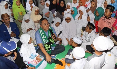 Ketua MPR RI Zulkifli Hasan di antara anak-anak santri di eks lokaliasi Dolly yang ditutup 2014.