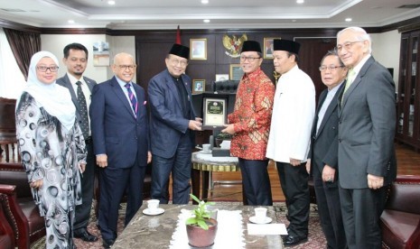 Ketua MPR RI Zulkifli Hasan didampingi Wakil Ketua MPR Hidayat Nur Wahid menerima kunjungan Penasihat Kerajaan Malaysia Tan Sri Dato Seri Utama Dr Rais Yatim.