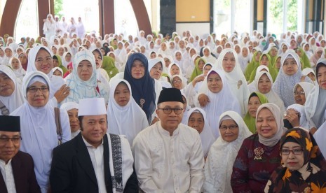 Ketua MPR RI, Zulkifli Hasan, hari ini memberikan pembekalan sekaligus melepas rombongan calon jamaah haji asal Lampung Selatan di Masjid Bani Hasan, Kalianda, Lampung.