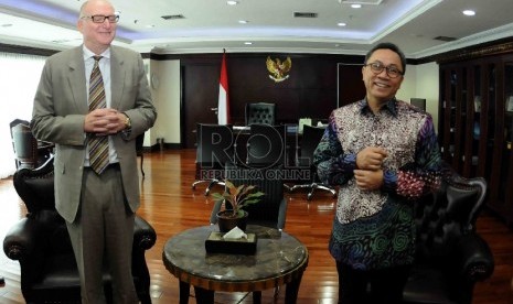 Ketua MPR RI Zulkifli Hasan (kanan) berbincang dengan Duta Besar Australia Paul Grigson (kanan) saat bertemu di Ruang Kerja Ketua MPR, Komplek Parlemen Senayan, Jakarta, Kamis (26/3).  (Republika/Agung Supriyanto)