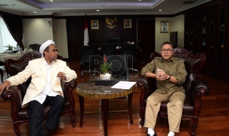  Ketua MPR RI Zulkifli Hasan (kanan) menerima Ketua Umum Badan Koordinasi Mubaligh Indonesia (Bakomubin) Ali Mochtar Ngabalin (kiri) di Ruang Kerja Pimpinan MPR, Komplek Parlemen Senayan, Jakarta (26/6). (Republika/Yasin Habibi)