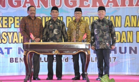 Ketua MPR RI Zulkifli Hasan (kedua dari kanan) dan Mendikbud Muhadjir Effendy (kedua dari kiri) mengadiri acara Penganugerahan Guru dan Tenaga Kependidikan PAUD dan Pendidikan Masyarakat Berprestasi dan Berdedikasi Tingkat Nasional Tahun 2017, di Bengkulu, Jumat (14/7).