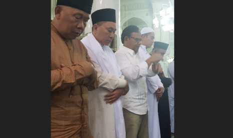 Ketua MPR RI, Zulkifli Hasan (kedua dari kiri) melakukan shalat ghaib mendoakan Ipda Auzar, yang menjadi korban tewas dari serangan teroris di Mapolda Riau, Rabu (16/5).