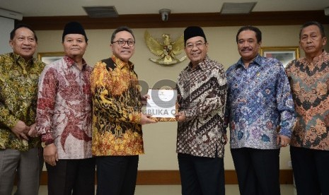  Ketua MPR RI Zulkifli Hasan (ketiga kiri) memberikan surat undangan kepada Ketua BPK Harry Azhar Azis (ketiga kanan) didampingi para Pimpinan MPR dan BPK di Gedung Badan Pemeriksa Keuangan, Jakarta, Kamis (9/7). (Republika/Raisan Al Faris