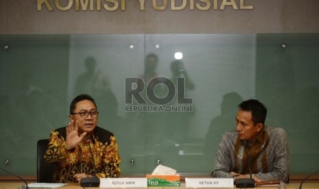  Ketua MPR RI Zulkifli Hasan (kiri) berbincang bersama Ketua Komisi Yudisial Suparman Marzuki (kanan) di Ruang Rapat Komisi Yudisial, Jakarta, Kamis (9/7).