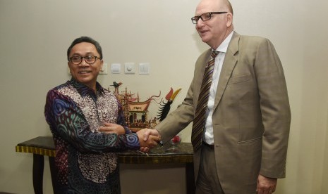 Ketua MPR RI Zulkifli Hasan (kiri) berjabat tangan dengan Duta Besar Australia Paul Grigson (kanan) saat bertemu di Ruang Kerja Ketua MPR, Komplek Parlemen Senayan, Jakarta, Kamis (26/3). 