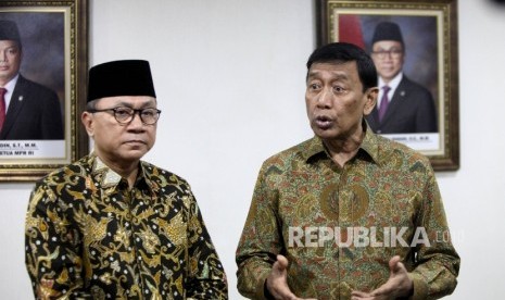 Ketua MPR RI Zulkifli Hasan (kiri) bersama Menteri Koordinator bidang Politik, Hukum dan Keamanan Wiranto (kanan) memberikan keterangana pers usai melakukan pertemuan di ruang kerja Ketua MPR, Kompleks Parlemen, Senayan, Jakarta, Selasa (30/5).   