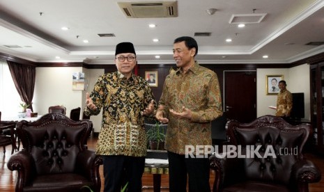 Ketua MPR RI Zulkifli Hasan (kiri) menerima kedatangan Menteri Koordinator bidang Politik, Hukum dan Keamanan Wiranto (kanan) di ruang kerja Ketua MPR, Kompleks Parlemen, Senayan, Jakarta, Selasa (30/5).