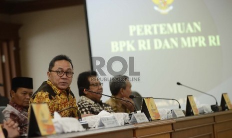 Ketua MPR RI Zulkifli Hasan memberikan kata sambutan sebelum memberikan surat undangan kepada Ketua Pemeriksa Keuangan Harry Azhar Azis di Ruang Rapat Badan Pemeriksa Keuangan, Jakarta, Kamis (9/7).