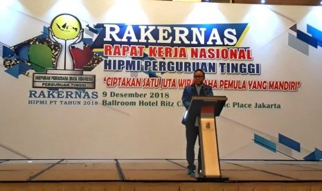 Ketua MPR RI, Zulkifli Hasan memberikan semangat untuk berwirausaha dalam Rapat Kerja Nasional (Rakernas) Himpunan Pengusaha Muda Indonesia (HIPMI) Perguruan Tinggi (PT), Ahad (9/12). Acara yang dihadiri oleh sebagian besar mahasiswa ini bertema 