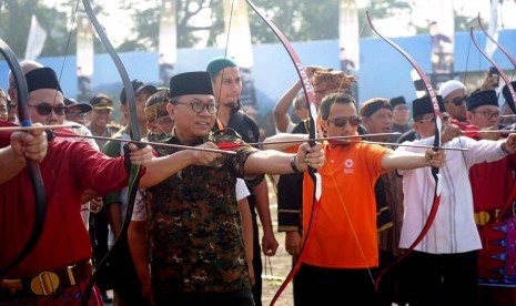 Ketua MPR RI Zulkifli Hasan membuka kompetisi memanah di Ponpes Daarul Qur'an, Ahad (4/6)