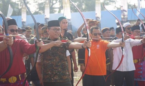 Ketua MPR RI, Zulkifli Hasan, membuka Kompetisi panahan yang diselenggarakan Pondok Pesantren Daarul Qur'an (Daqu) Tangerang, Banten, Ahad (4/6).